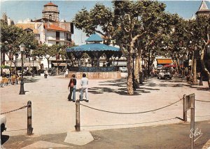 US27 postcard France St Jean de Luz la place Louis XIV eglise 1985