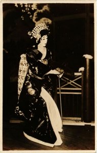 PC CPA geisha girl performing real photo postcard JAPAN (a14551)