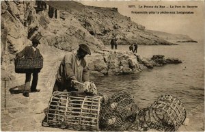 CPA La Pointe du Raz - Le Port de Bestree - Preparatits pour la Peche (1033174)