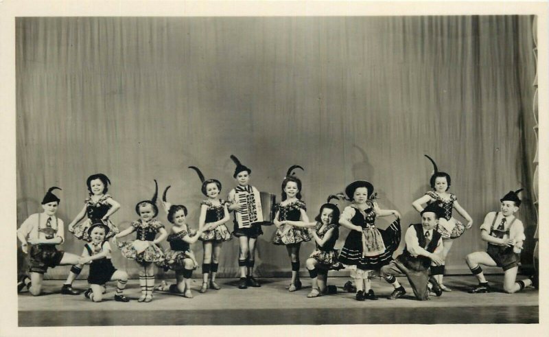 Manias Lilliput Show Folk Costume Accordion Music Circus Dwarfs Foto Max Koot