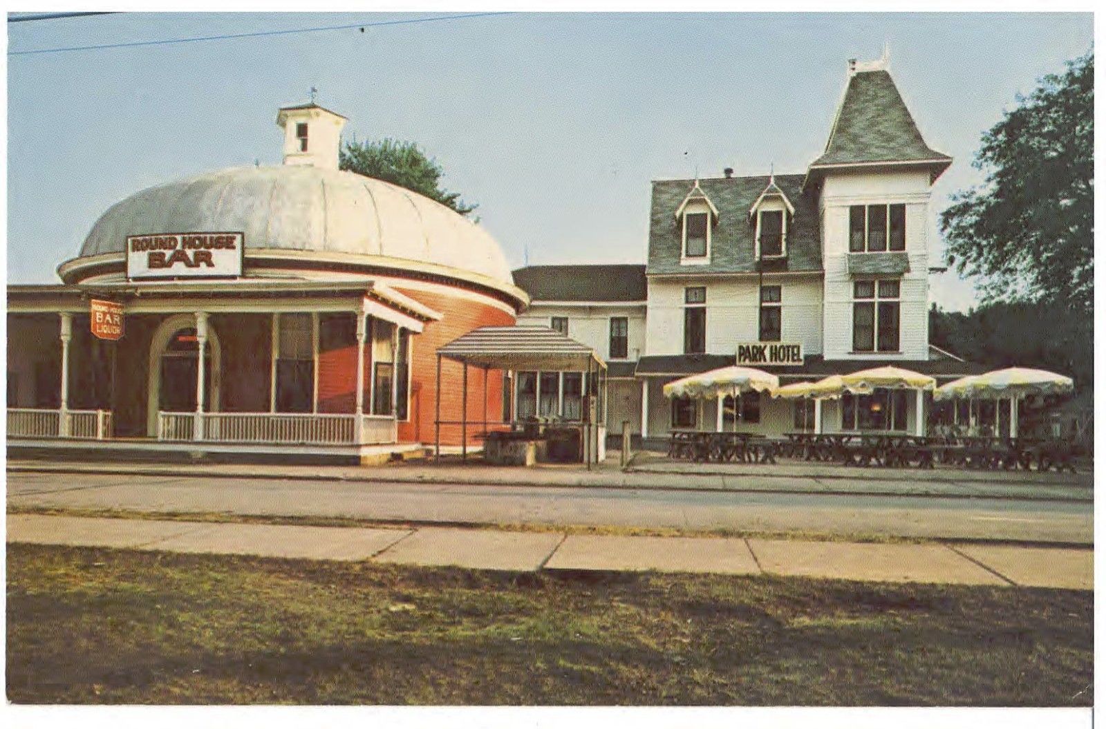 PUT in Bay, Ohio the Vintage Park Hotel and Roundhouse BAR Vintage