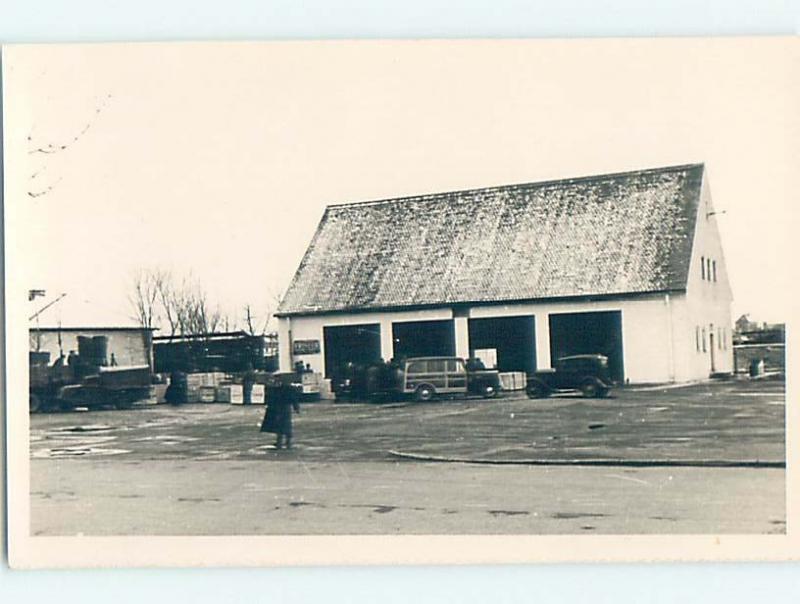 1951 rppc CLASSIC WOODY WAGON IN FRONT OF REPAIR GARAGE - WOODIE HM0848