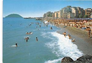 BG13697 albenga la spiaggia sullo sfondo isola gallinara   italy