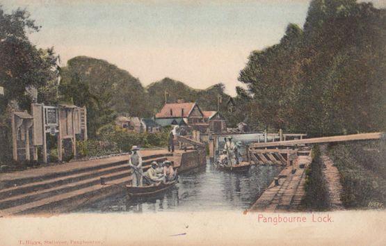 Boarding Boats On Pangbourne Lock Waterside Berkshire Antique Postcard