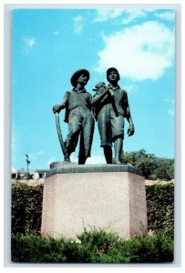 Vintage Tom And Huck Statue Chicago Illinois Postcard P85E