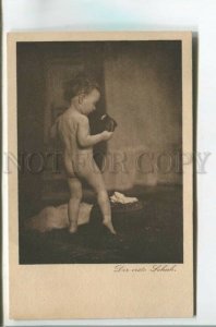 478011 Friede HOSTRUP Nude Baby with his first shoe Vintage postcard 1919 year