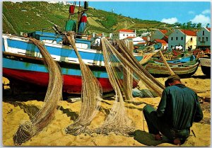 VINTAGE CONTINENTAL SIZE POSTCARD PREPARING THE FISH NETS AT NAZARE' PORTUGAL