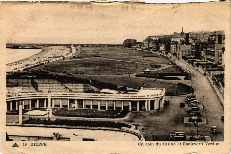 CPA DIEPPE Un coin du Casino et Boulevard VERDUN (416328)