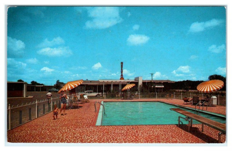 MERIDIAN, MS ~ Lauderdale County ~NELVA COURTS & Restaurant  c1950s  Postcard