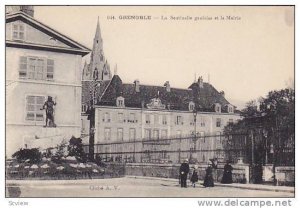 GRENOBLE , France , 00-10s ; La Sentinelle gauloise et la Mairie