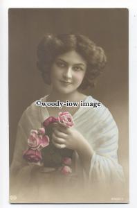 gla0065 - Lovely Young Woman holding Pink & White Roses  - postcard