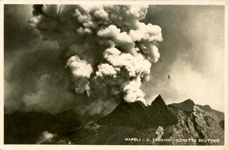 Italy - Mt Vesuvius Volcano Eruption.   *RPPC