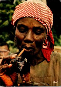 VINTAGE CONTINENTAL SIZE POSTCARD WOMAN SMOKING HER PIPE SCENE FROM HAITI 1977