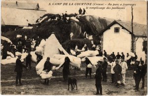 CPA Militaire Camp de La COURTINE - Au parc a fourrages (90032)