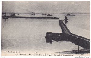 Au Premier Plan, La Rade-Abri, Au Fond, La Grande Rade, BREST (Finistere), Fr...