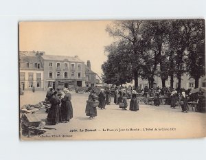 Postcard L Hôtel de la Croix d Or, La Place un Jour de Marché, Le Faouët, France