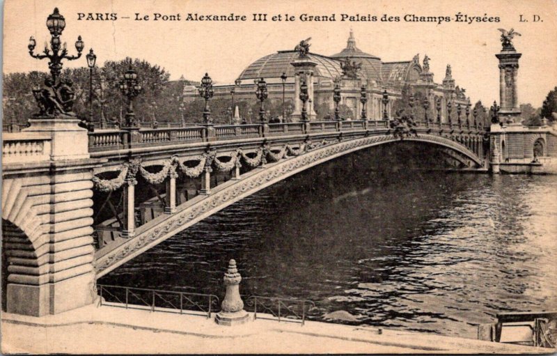 France Paris Le Pont Alexandre III et le Grand Palais des Champs ...