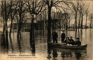 CPA Inondations COLOMBES Entrée du Stade et le Boulevard Valmy (413160)