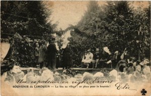 CPA Souvenir du Limousin - La fete au village: en place pour la bourre (611096)