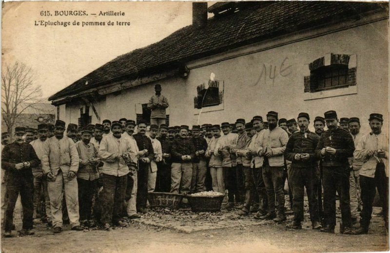 CPA AK BOURGES Artillerie L'Epulchage de pommes de terre (863365)