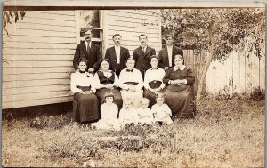 c1910 LARGE FAMILY 4 MEN 5 WOMEN 4 CHILDREN OUTSIDE HOUSE RPPC POSTCARD 38-31