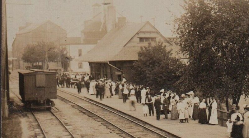 Hartford WISCONSIN RPPC 1908 DEPOT Train Station WAITING FOR EVENING TRAIN WI KB
