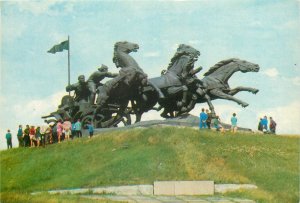 Postcard Ukraine monument soldiers in war chariot 1974 Kiev