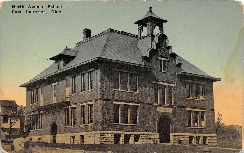 G32/ East Palestine Ohio Postcard c1910 North Avenue School Building