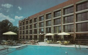 LYNCHBURG , Virginia, 1970-80s ; Days Inn , Swimming Pool