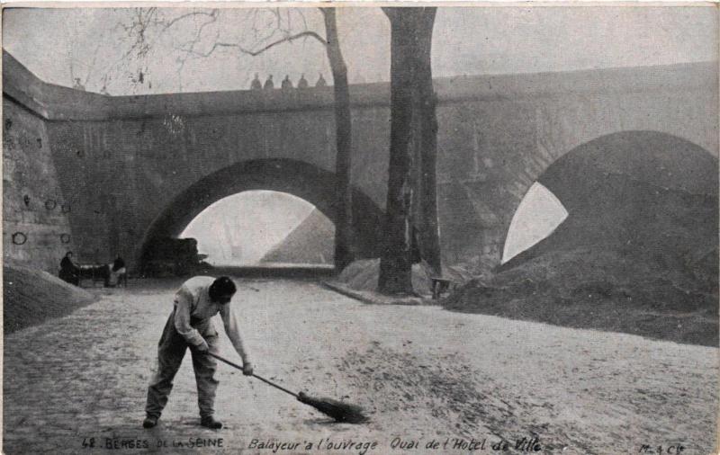 CPA AK PARIS Berges de la Seine Balayeur a l'ouvrage (479323)