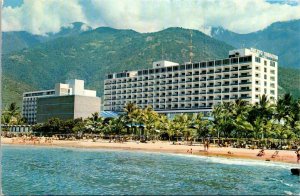 VINTAGE CONTINENTAL SIZE POSTCARD HOTEL MACUTO-SHERATON VENEZUELA 1970s