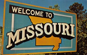 SIGN SEEN BY TOURISTS~WELCOME TO MISSOURI~PHOTO OF BILLBOARD 1950s POSTCARD