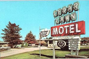 Postcard MOTEL SCENE Waverly Iowa IA AI7359