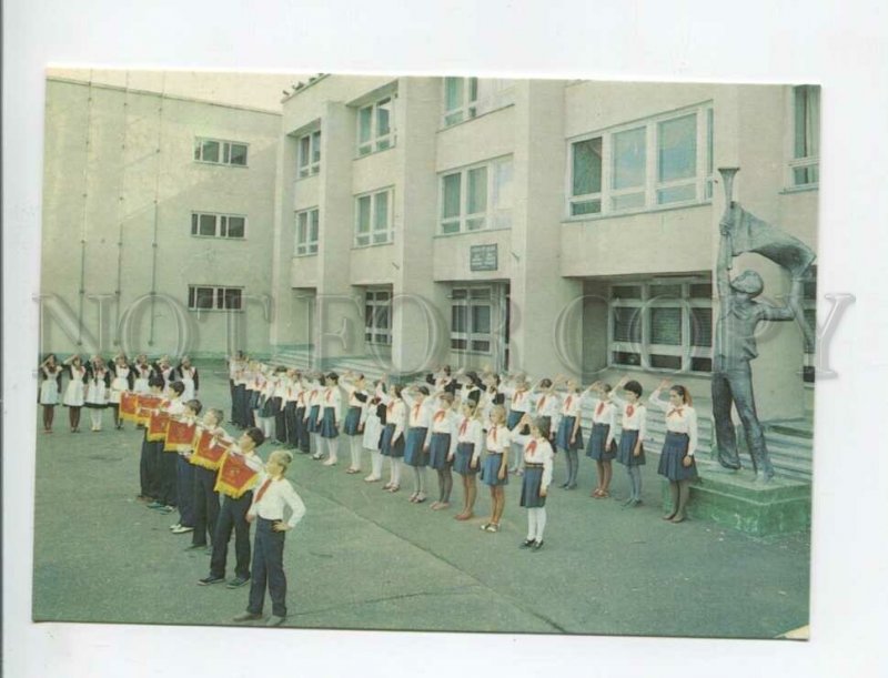 469956 USSR 1988 Belarus Novopolotsk City House Pioneers Schoolchildren postcard