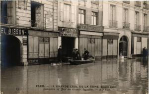 CPA AK PARIS Quai des Grands Augustins. LA GRANDE CRUE DE LA SEINE 1910 (a4421)