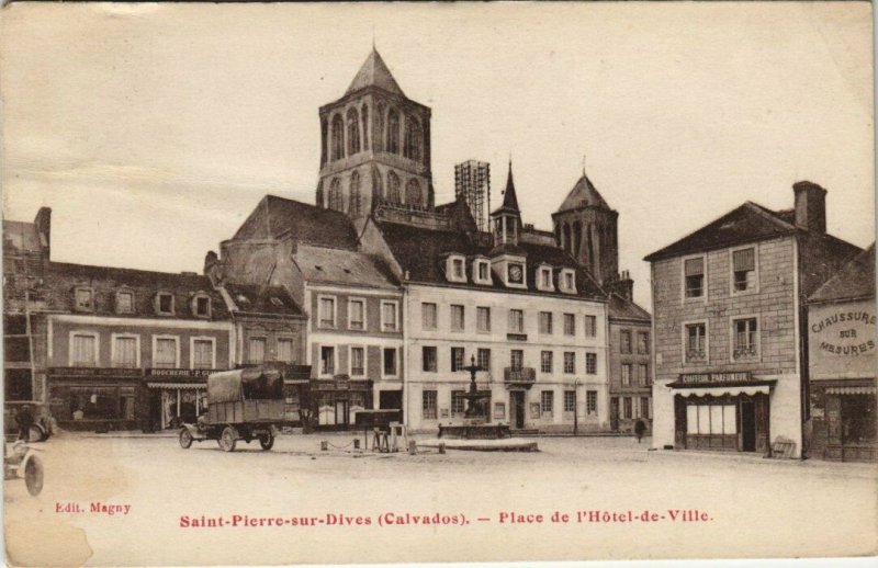 CPA St-PIERRE-sur-DIVES - Place de l'Hotel - de-Ville (140671)