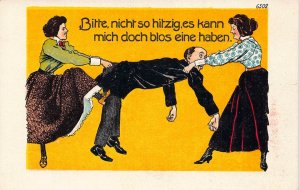 B086 Comic Humor Women fighting over man Bitte nicht so hitzig postcard