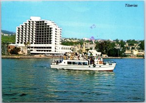 VINTAGE CONTINENTAL SIZED POSTCARD THE PLAZA HOTEL AND BOAT IBERIAS ISRAEL 1979