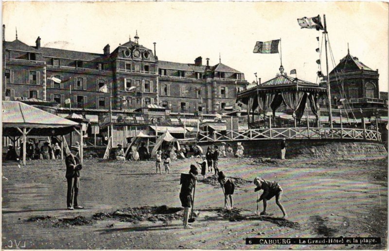 CPA Calvados CABOURG Le Grand Hotel plage (982007)