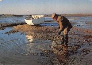uk49709 mussel fisherman brancaster norfolk uk