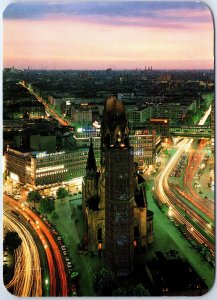 VINTAGE CONTINENTAL SIZE POSTCARD VIEW OF DOWNTOWN BERLIN GERMANY AT NIGHT