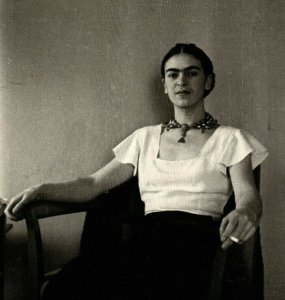 Frida Kahlo, sitting, portrait, New York 1932, photo Lucienne Bloch Postcard