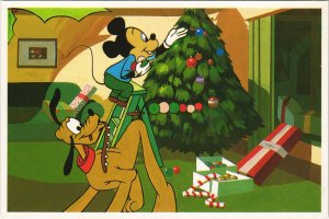 PC DISNEY, MICKEY MOUSE AND PLUTO DECORATING, Modern Postcard (b38050)