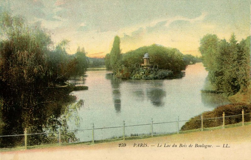 France - Paris. Lake of the Woods of Boulogne