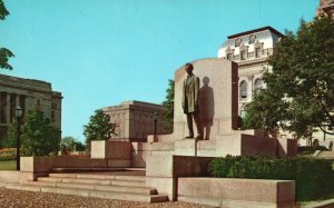 Vintage Postcard Abraham Lincoln Statue Front Of State Capitol Springfield IL