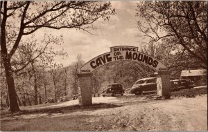 Car Park, Entrance Arch Cave of the Mounds, Blue Mounds WI Vintage Postcard F03