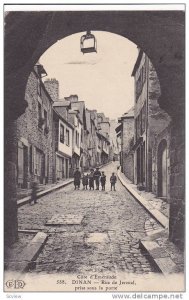 Cote d Emeraude, DINAN, Rue de Jaerzual, prise sous la porte, Cotes d'Armor, ...