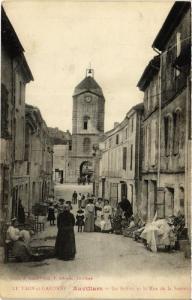 CPA Auvillars Le Beffroi et la Rue de la Sauvetat (615038)