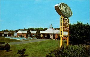 Postcard VA Warrenton Rip Van Winkle Motel Swimming Pool 1960s M56