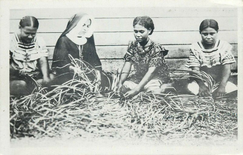 Oceania Futuna native women manufacture of mats fabrication des nattes